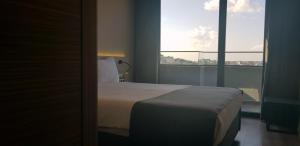 1 dormitorio con cama y ventana grande en Endless Comfort Hotel Taksim en Estambul