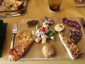 Agriturismo Polla في Camporgiano: طبق من الطعام فوق طاولة