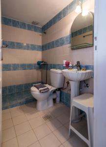 a bathroom with a toilet and a sink at Argo-Milos in Adamantas
