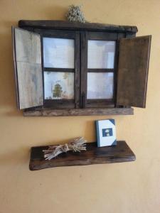 una ventana en una pared con una estantería de madera en CASA RURAL El Refugio del Poeta, en Triufé