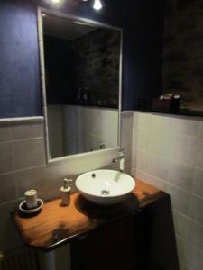 y baño con lavabo y espejo. en CASA RURAL El Refugio del Poeta, en Triufé