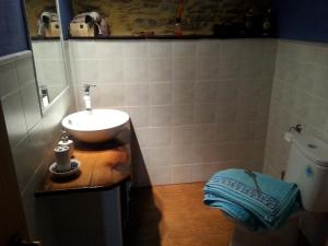 bagno con lavandino e servizi igienici di CASA RURAL El Refugio del Poeta a Triufé