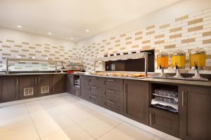 Kitchen o kitchenette sa Ramada Bristol West