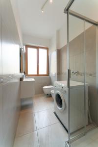 bagno con lavatrice e servizi igienici di Bozenapartments Garibaldi a Bolzano