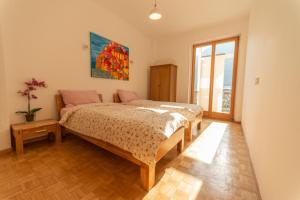 1 dormitorio con 2 camas y ventana en Bozenapartments Garibaldi en Bolzano