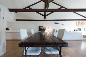 ベルモンテにあるEl Loft de La Cocheraの木製テーブル(白い椅子付)