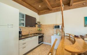 Kuchyň nebo kuchyňský kout v ubytování E-M Apartments with Private pool