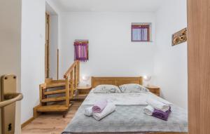 1 dormitorio con 1 cama con toallas en E-M Apartments with Private pool, en Medulin
