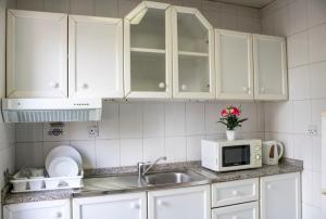 Kuchyň nebo kuchyňský kout v ubytování Al Maha Regency Hotel Suites - Managed by Aoudi Consultants