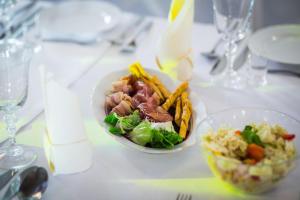 Jedlo v ubytovaní bed & breakfast alebo blízkom okolí