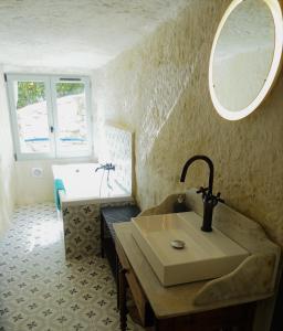 y baño con lavabo y bañera. en Gite de Loup-Terre en Tours