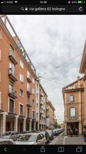 widok na ulicę miejską z zaparkowanymi samochodami w obiekcie B&B ATTICO GALLIERA w Bolonii