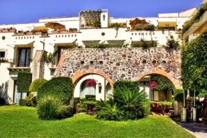 a large stone building with a clock on the front of it at Doña Urraca Hotel & Spa in Querétaro
