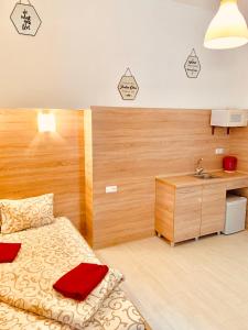 リヴィウにあるMini Smart Apartments in the central part of Lvivのベッドルーム(ベッド1台、シンク付)