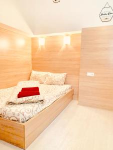 リヴィウにあるMini Smart Apartments in the central part of Lvivの小さなベッドルーム(赤いフォルダー付きのベッド付)