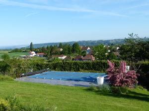 O vedere a piscinei de la sau din apropiere de Les Enselmes