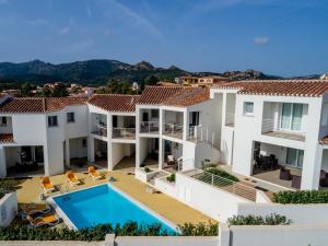 una vista aérea de una villa con piscina en Caneis Apartments, en San Teodoro