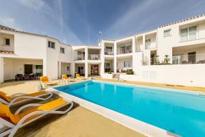 Villa con piscina y complejo en Caneis Apartments, en San Teodoro