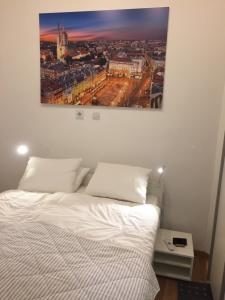 Posteľ alebo postele v izbe v ubytovaní VERY CLOSE Studio Apartment