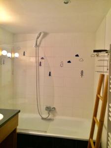 ein Bad mit einer Dusche und einer Badewanne in der Unterkunft Duplex skis aux pieds Belle Plagne in Belle Plagne