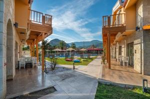a view of the courtyard of a villa at Dalyan Live Spa Hotel in Dalyan