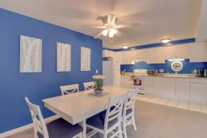 une salle à manger avec une table et des chaises blanches dans l'établissement Blue Heaven, à Glenora