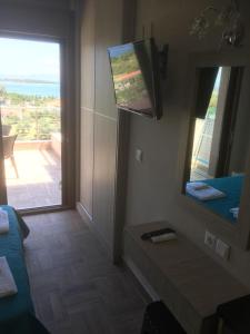 TV a/nebo společenská místnost v ubytování Thealos Rooms