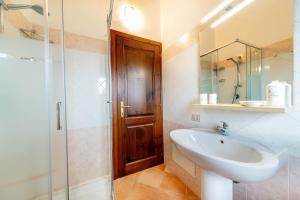 Ένα μπάνιο στο Lu Maestrali Apartment +26 φωτογραφίες