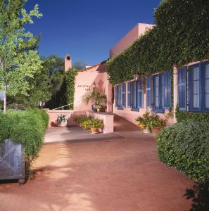 un edificio con plantas a su lado en Arizona Inn en Tucson