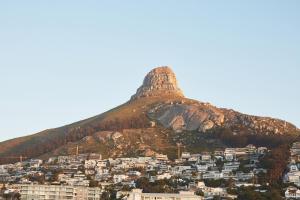 een uitzicht op een berg met een stad bij President Hotel in Kaapstad