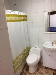 ein Badezimmer mit einem weißen WC und einem Waschbecken in der Unterkunft Cabañas Suite Matanzas in Navidad