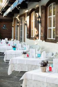 A restaurant or other place to eat at Seehotel Enzian