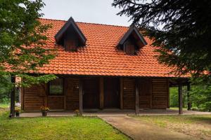 Cabaña de madera con techo naranja en Kuća Za Odmor Jovanović, en Gornja Koprivna