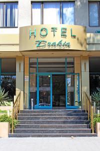 ein Gebäude mit blauen Türen und Treppen vorne in der Unterkunft Hotel Trakia in Pasardschik