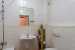 uma casa de banho com um lavatório, um WC e um espelho. em FLH Carvoeiro Beach Place with Terrace em Carvoeiro