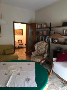 una sala de estar con una mesa y una silla en Alloggio Galli, en Cremona