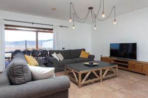 A television and/or entertainment centre at Casa el Aceitunal