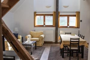Posezení v ubytování B&B Ferme de Leuze Rustieke Gîtes nabij Durbuy, eigen laadpalen