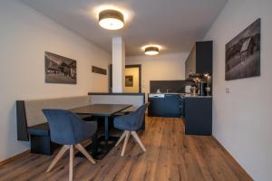 cocina y comedor con mesa y sillas en A CASA Rubin Chalet & Studio Resort en Sölden