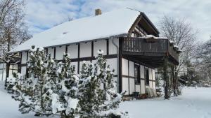 FrankenauにあるFrankenau 237/239の雪に覆われた家