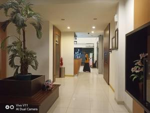Area lobi atau resepsionis di Ayla City Hotel