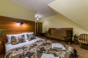 Habitación de hotel con cama y sofá en Markowy Dworek, en Białka Tatrzanska