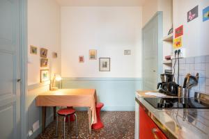 リヨンにあるHonorê - Suite Jacobinsのキッチン(木製テーブル、小さなデスク付)