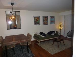uma sala de estar com um sofá e uma mesa em Appartement 3 pièces coeur de ville em Lorient