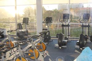 a gym with rows of exercise bikes in a room at Resort Laguna Bahía, Océano Piso 12 Algarrobo in Algarrobo