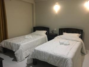 2 nebeneinander sitzende Betten in einem Schlafzimmer in der Unterkunft Maerim Hostel in Chiang Mai