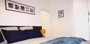 - une chambre avec un lit et des photos sur le mur dans l'établissement Mézières House, à Tourcoing