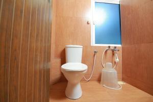 Un baño con inodoro blanco y ventana. en Shalom Beach Residency, en Alleppey 23 fotos más