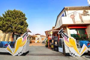 ein Geschäft mit zwei großen gelben und weißen Vögeln in der Unterkunft Jarasum Guest House in Gapyeong