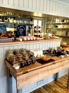 Un mostrador en una cocina con comida. en The Beach House, en West Wittering